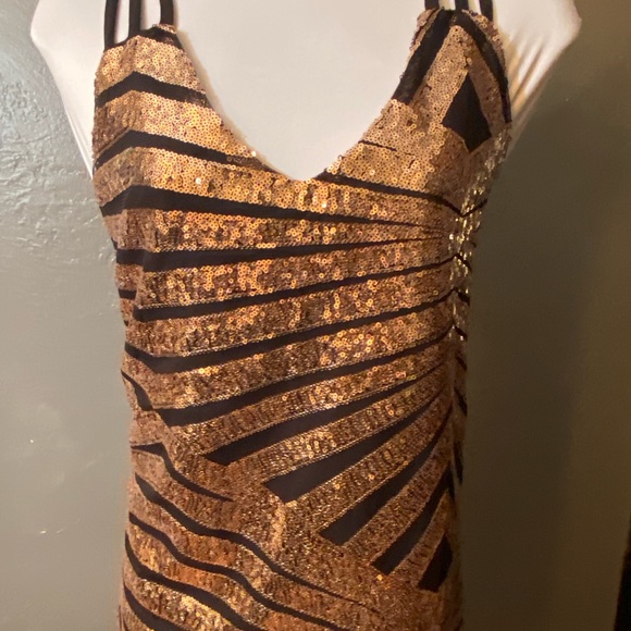 LAVISH Geometric Copper/Black Sequin Top - Picture 14 of 16